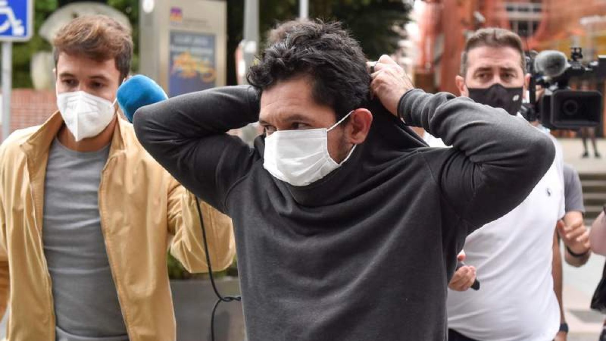 Un acusado de la paliza en Amorebieta abandona el juzgado de Durango. MIGUEL TOÑA