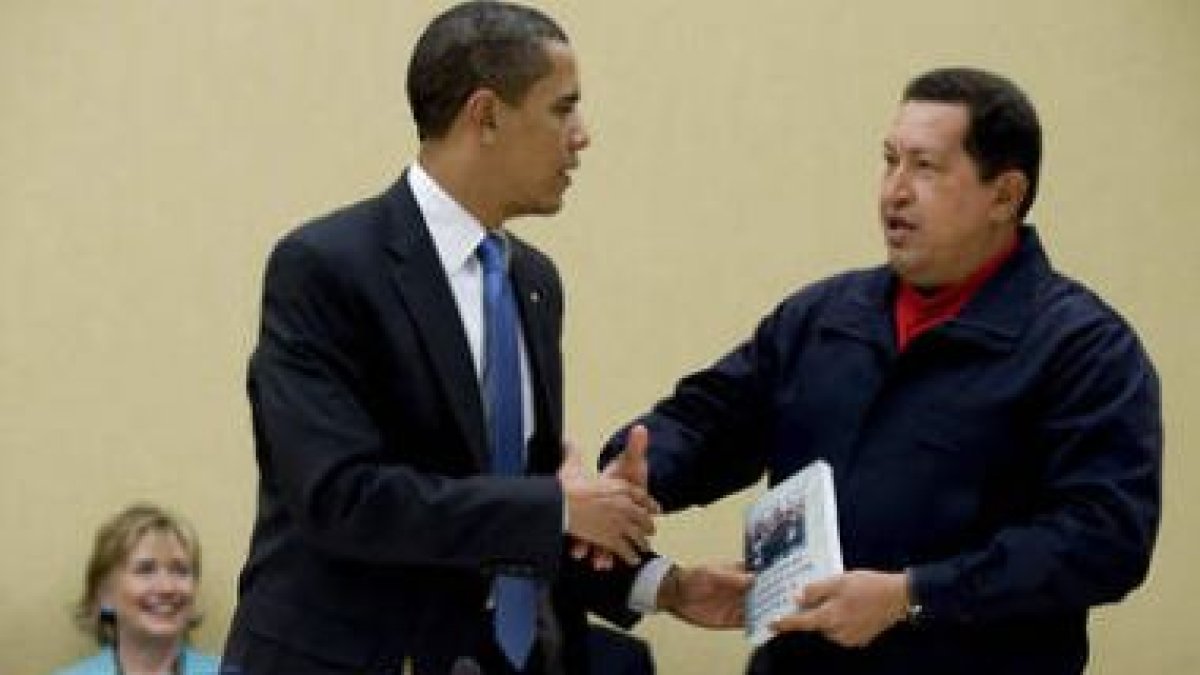 Chávez y Obama se saludan durante la reunión de los líderes de la Unión de Naciones Suramericanas