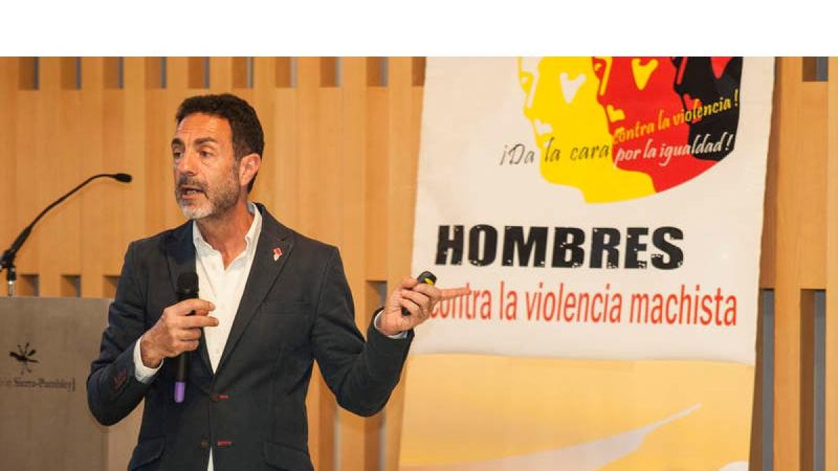 Miguel Lorente, ayer en la Fundación Sierra Pampley durante su taller en el curso de verano. F. OTERO PERANDONES