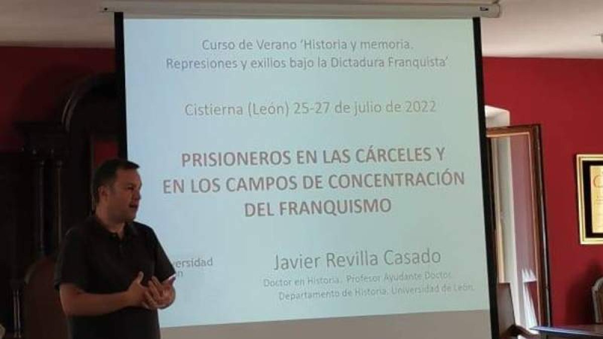Javier Revilla intervino ayer en el curso de verano. DL
