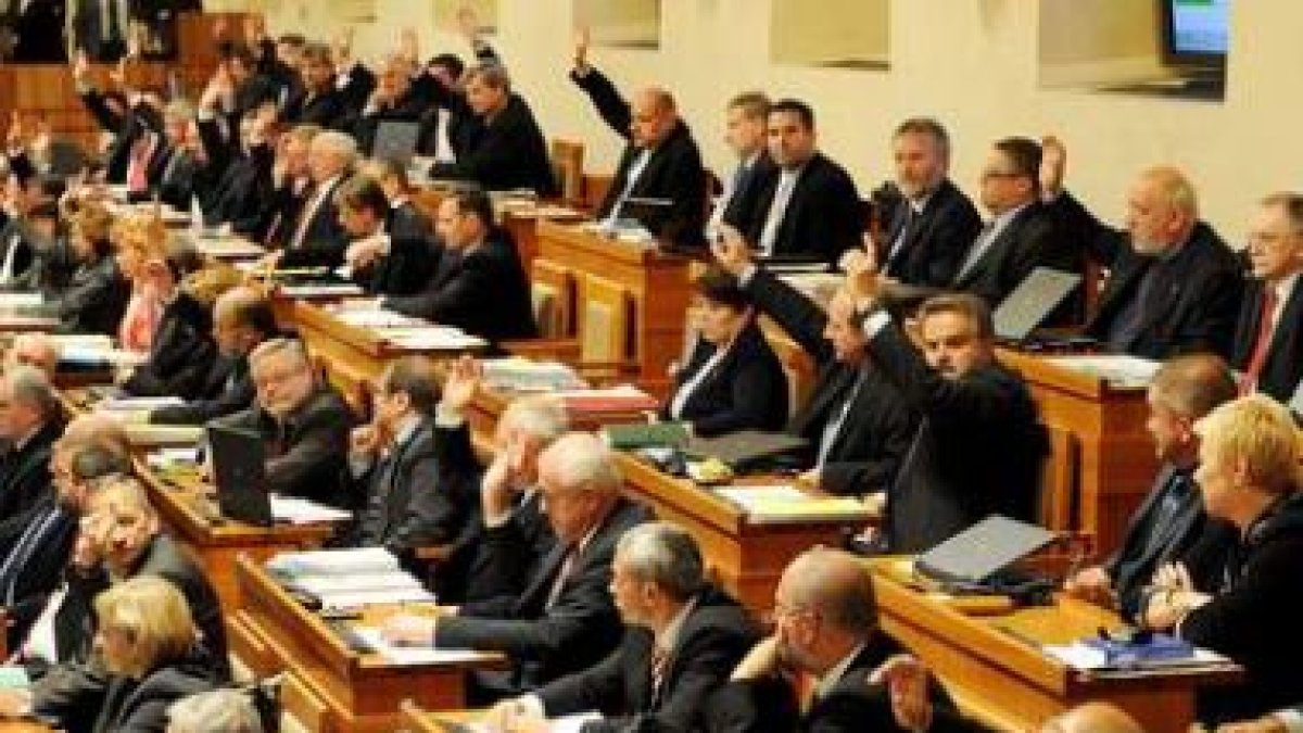 Imagen de varios senadores checos durante la votación sobre la ratificación del Tratado de Lisboa