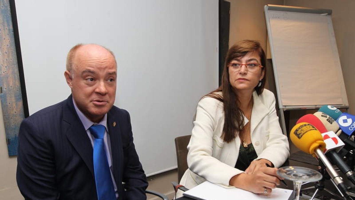 Aníbal Fernández y Catalina Garay en la rueda de prensa celebrada ayer en Ponferrada.