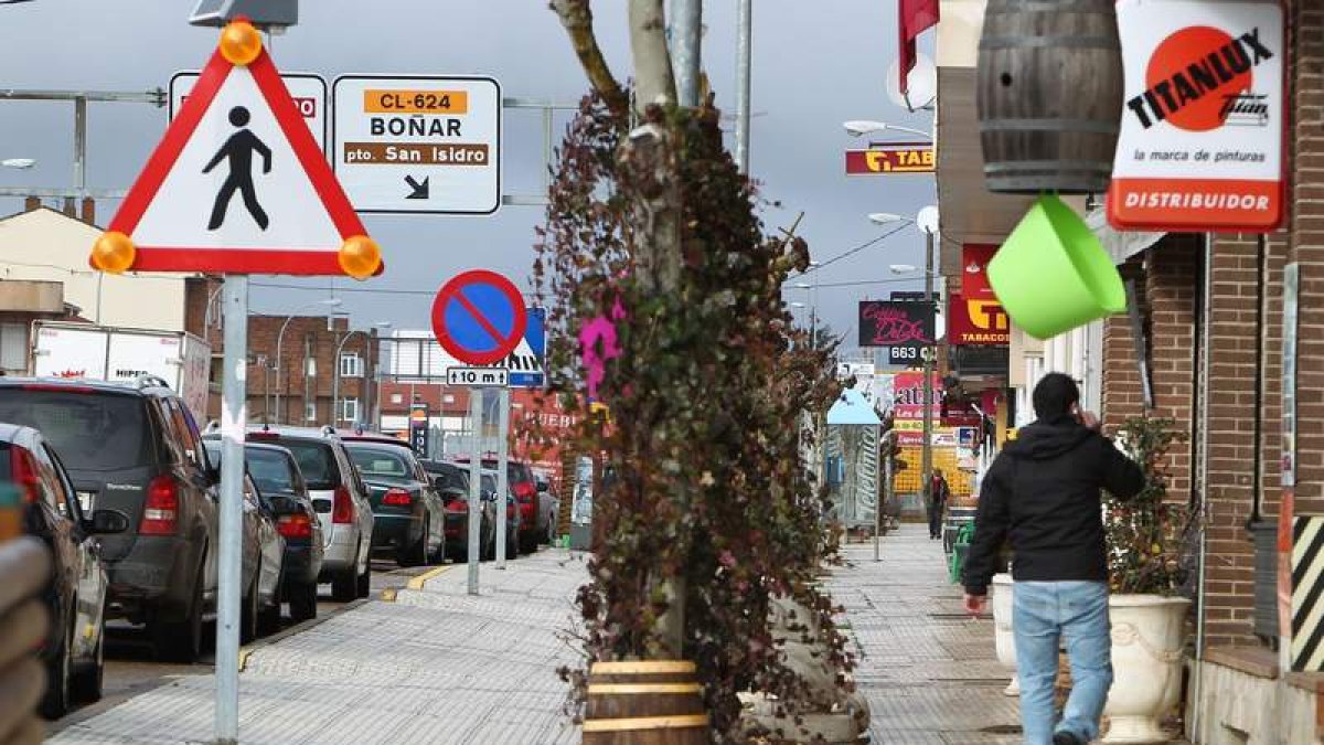 Vista de una de las zonas de Puente Villarente, donde es habitual el distintivo comercial y los negocios al pie de la Nacional 601.