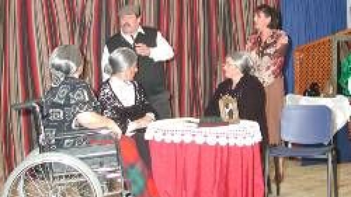 Un momento de la representación teatral en Posada del grupo de Riaño