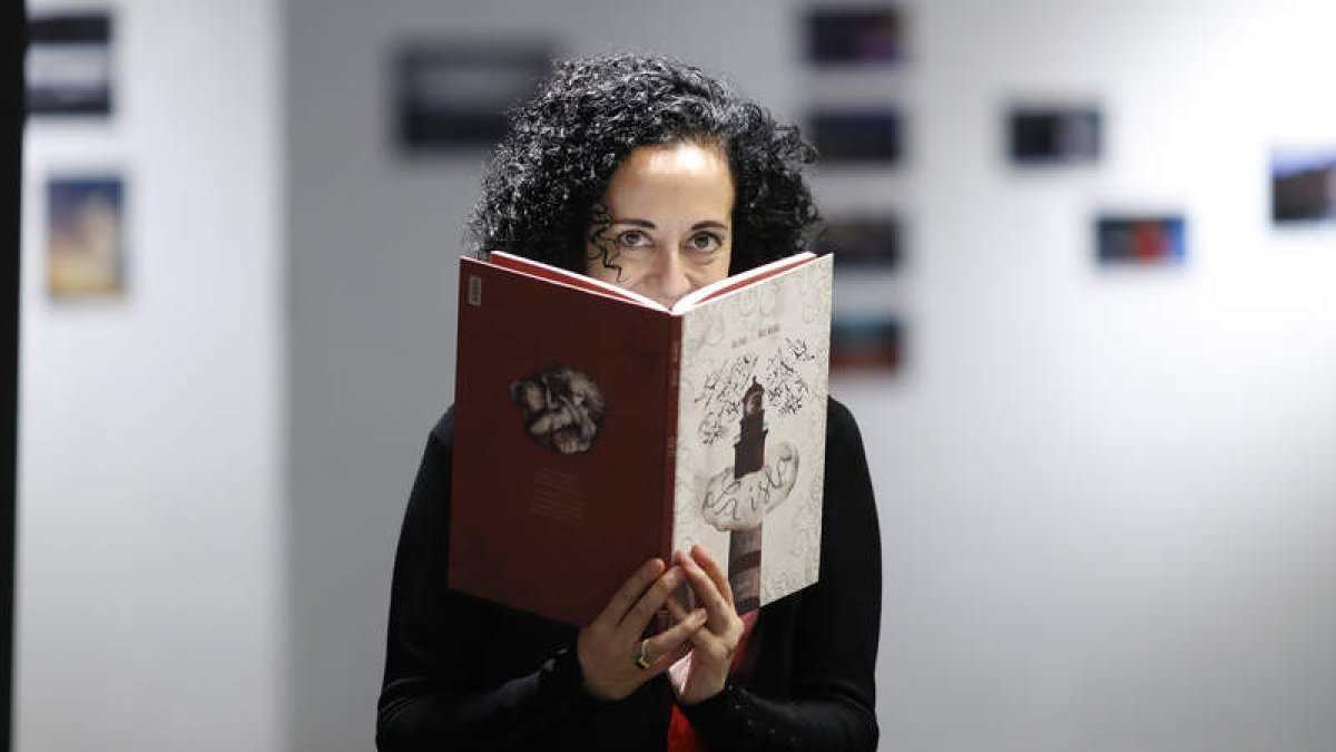 La creadora española Ana Juan posa junto a la obra que acaba de editar con Matz Mainka