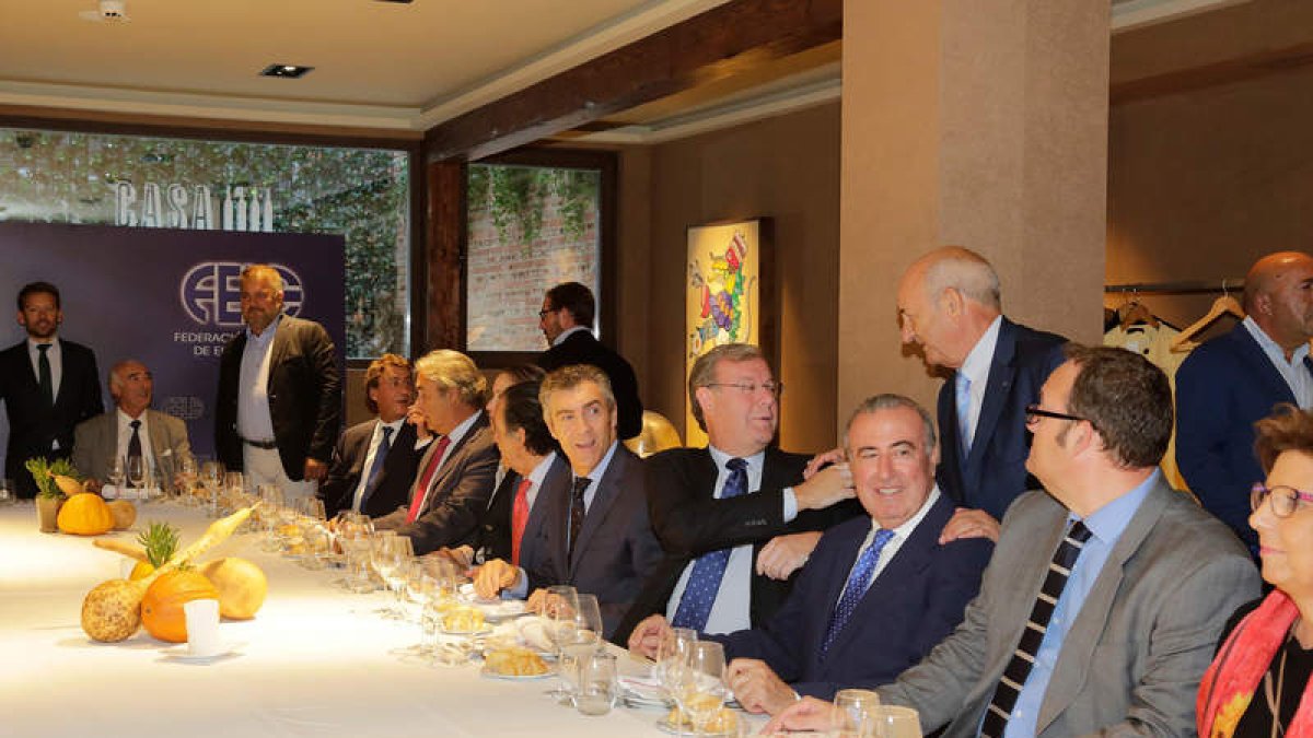El alcalde de León compartió ayer comida coloquio con la junta directiva de la Fele. SECUNDINO PÉREZ