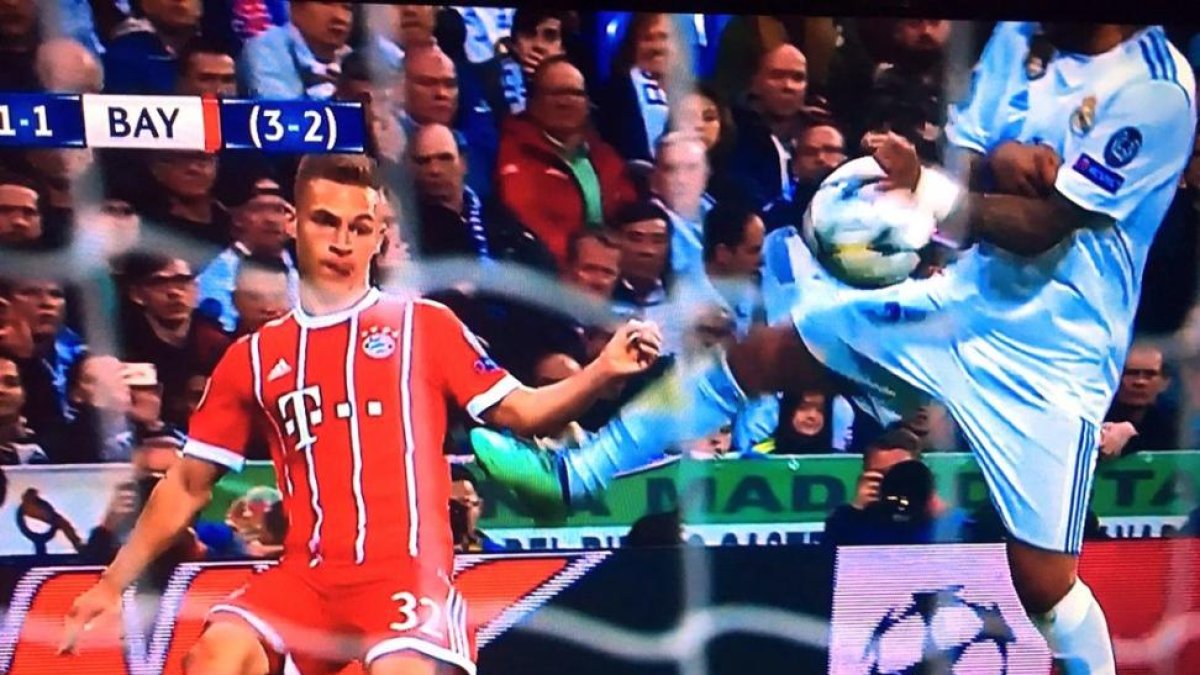 Las manos, el penalti, de Marcello no señalado por el turco Çakir ante el Bayern. /