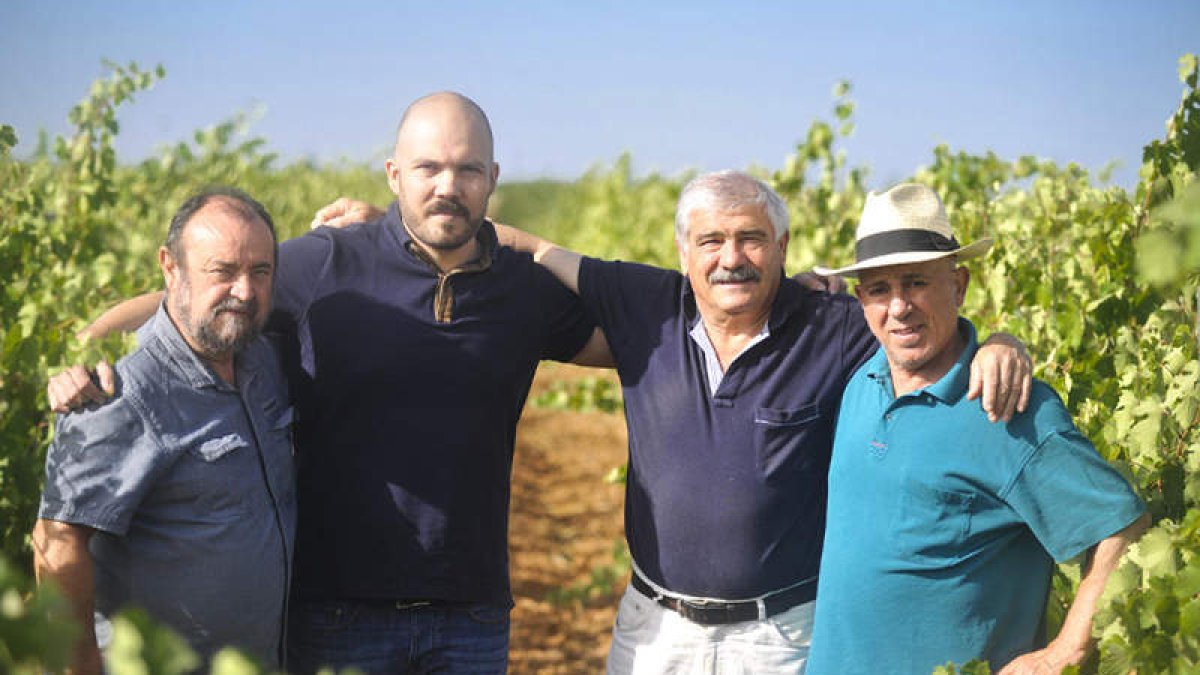 Imagen de los socios de Bodegas Belote, ubicada en Roales de Campos. DL