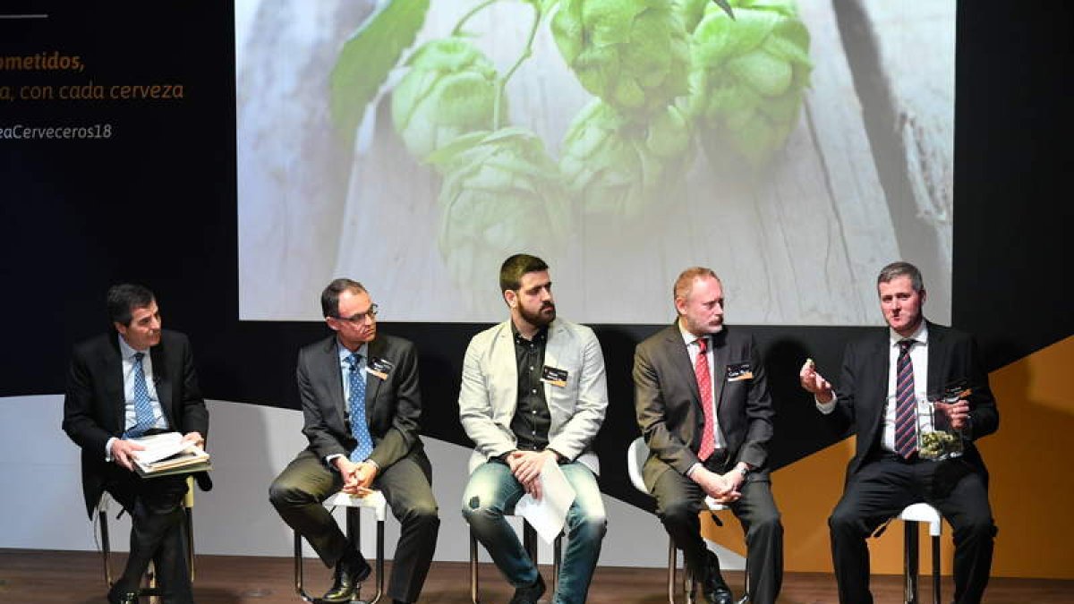 Alonso (derecha) muestra conos de lúpulo a la asamblea de Cerveceros de España. DL