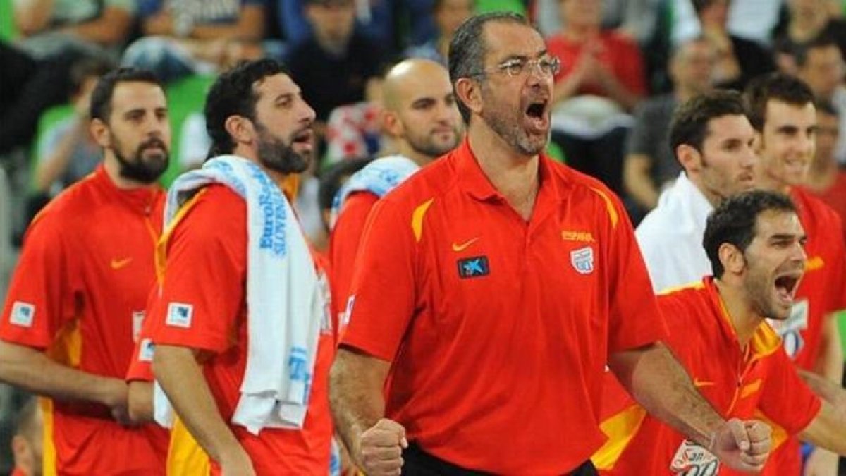 Orenga y el banquillo español ániman al equipo durante el partido contra Francia.