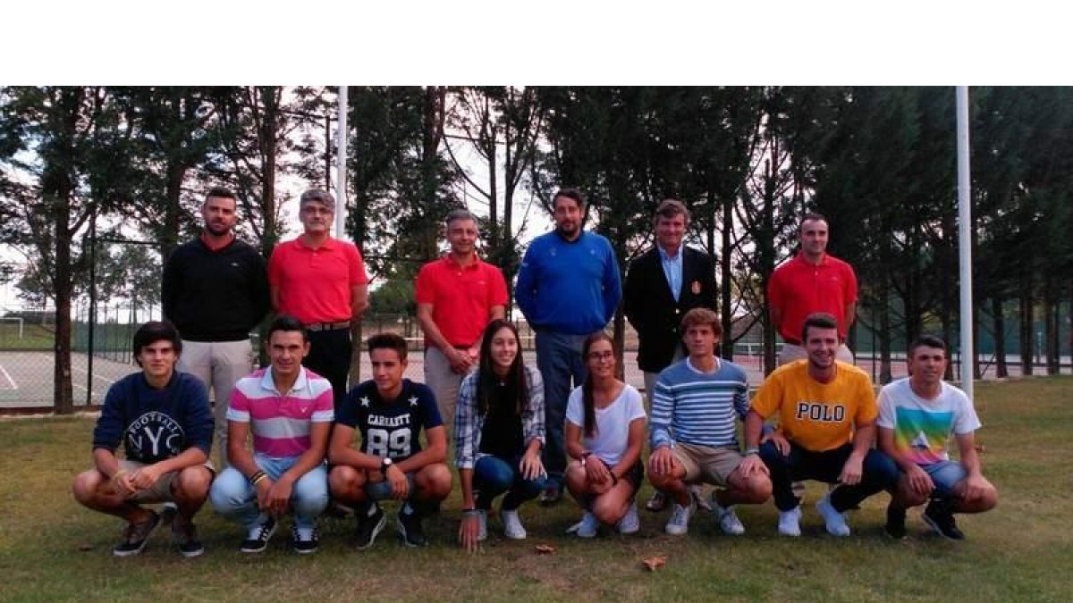 Los alumnos de la Blume ayer en el León Club de Golf.