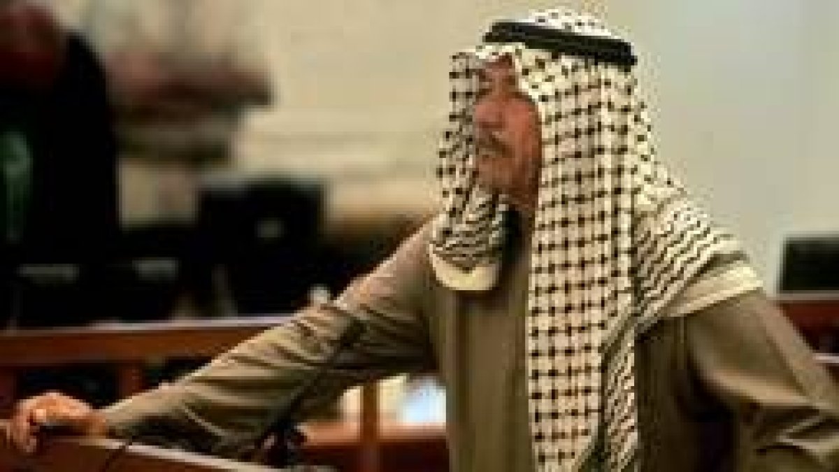 Alí Hasán al Majid «Alí el químico», escucha de pie el veredicto del tribunal que le ha juzgado