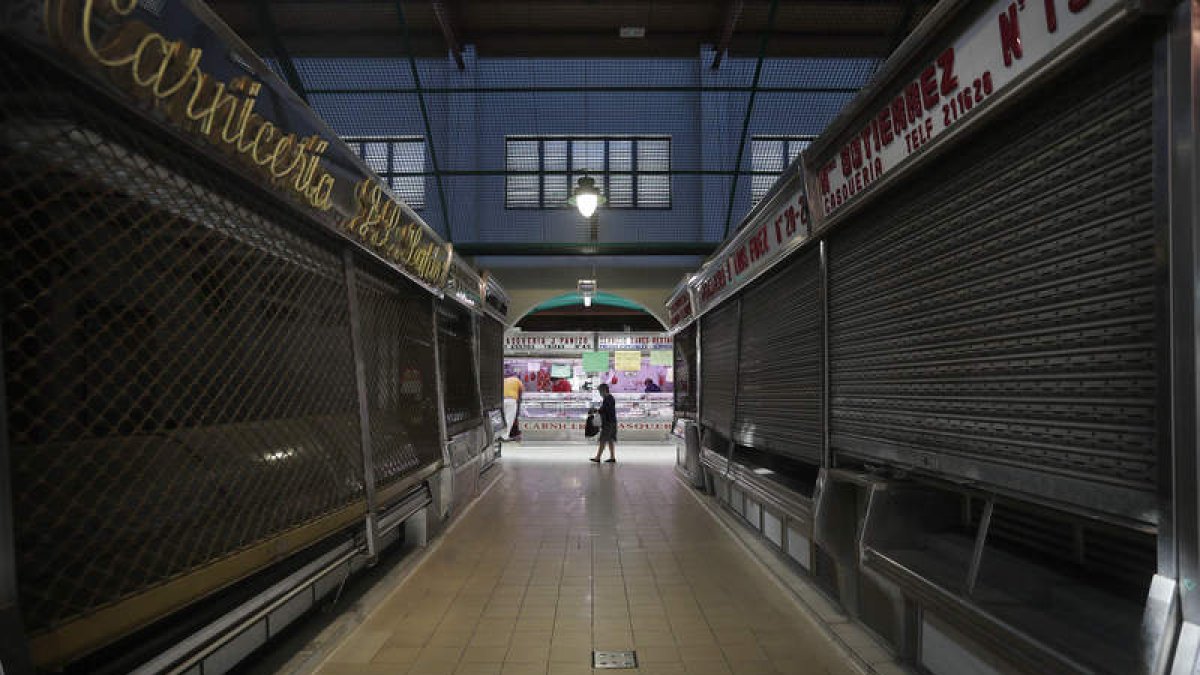 Las jubilaciones y los abandonos han vaciado parte de los pasillos del mercado de abastos, creado en 1929. JESÚS F. SALVADORES