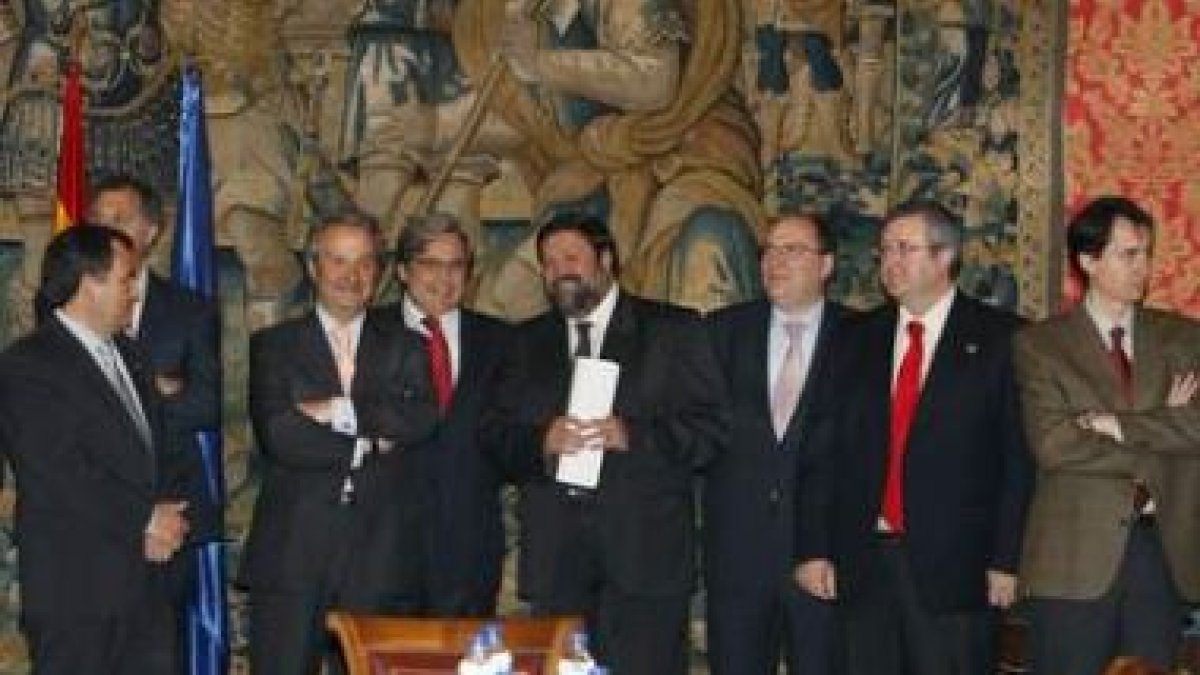 Caamaño, en el centro, se reunió con las asociaciones judiciales