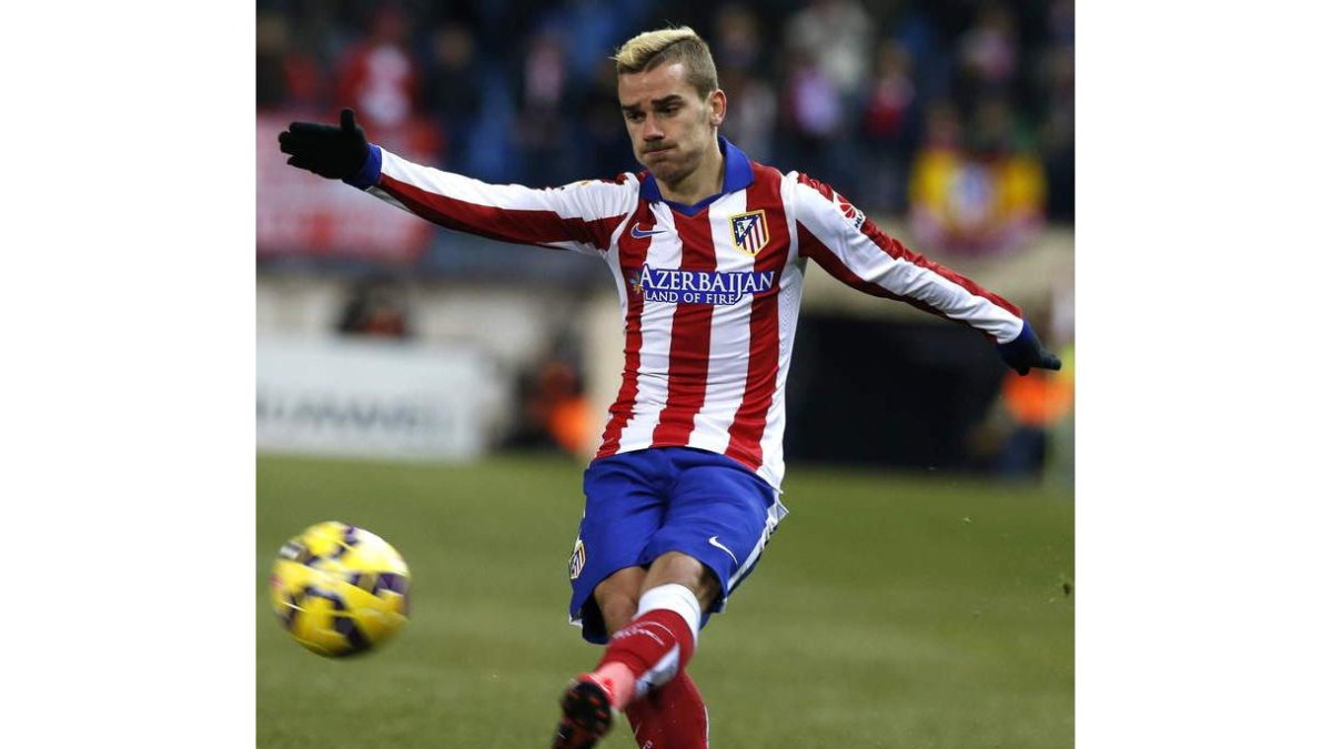 Griezmann golpea el balón en la acción que supuso el 2-0.