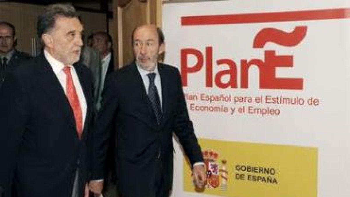 El delegado del Gobierno, Miguel Alejo, y Alfredo Pérez Rubalcaba en Valladolid.