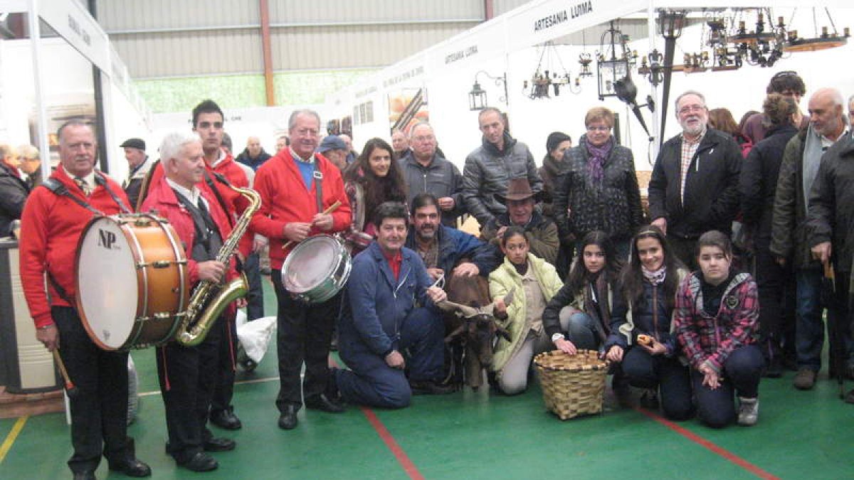 El cortejo del chivo, en una foto de familia, terminó su recorrido en el recinto ferial.