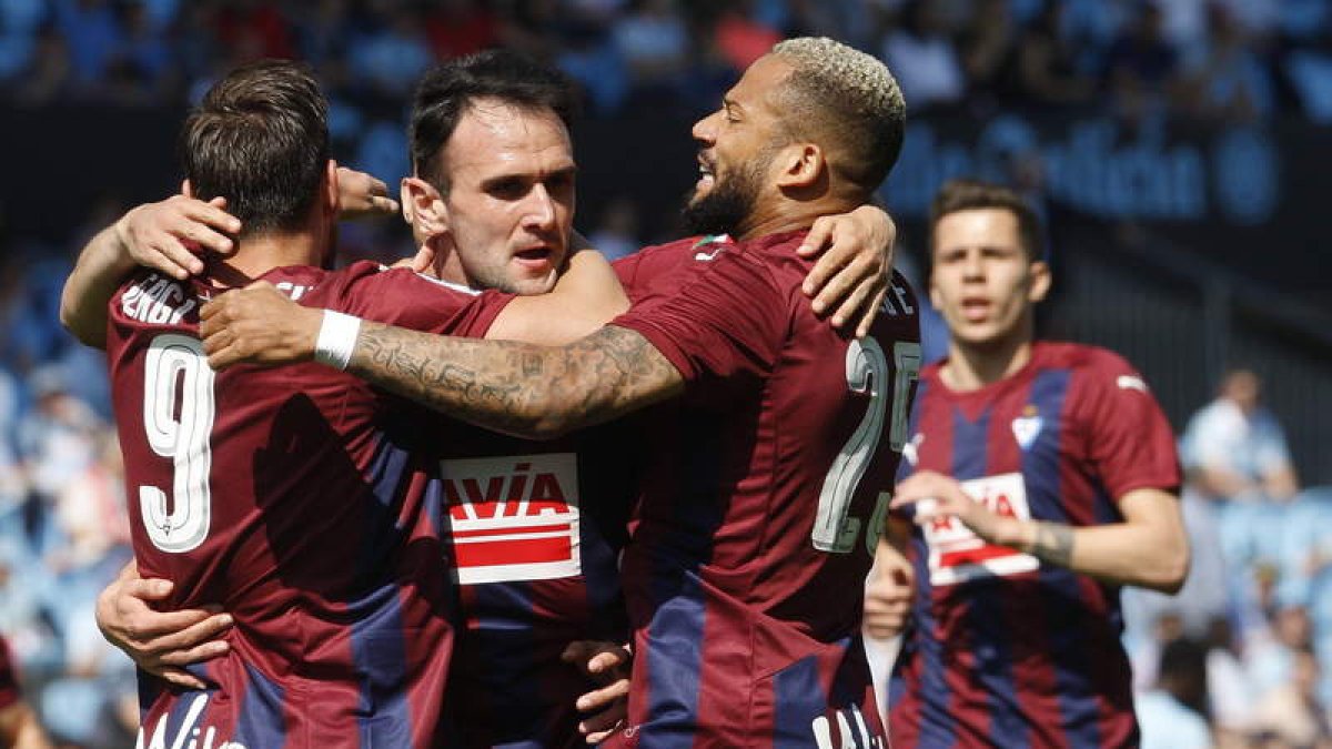 Los futbolistas del Eibar celebran el primer gol ante el Celta de Vigo. SALVADOR SAS