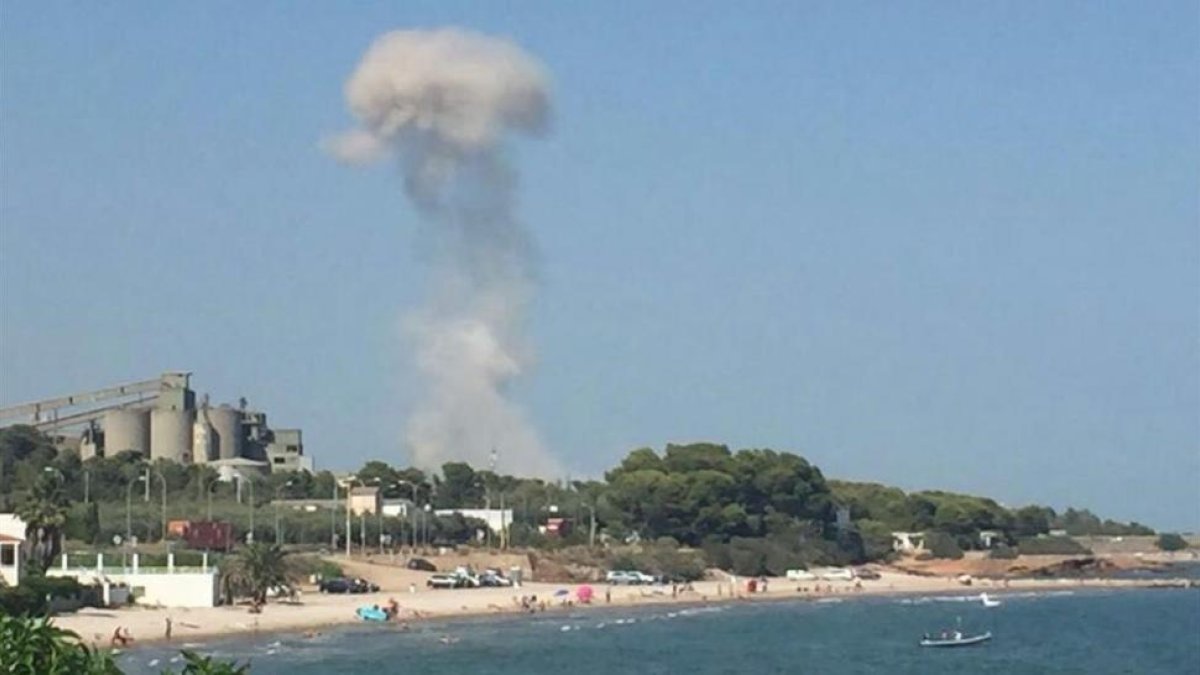 Columna de humo de la explosión en la casa de Alcanar en la que los terroristas fabricaban los explosivos, vista desde el mar