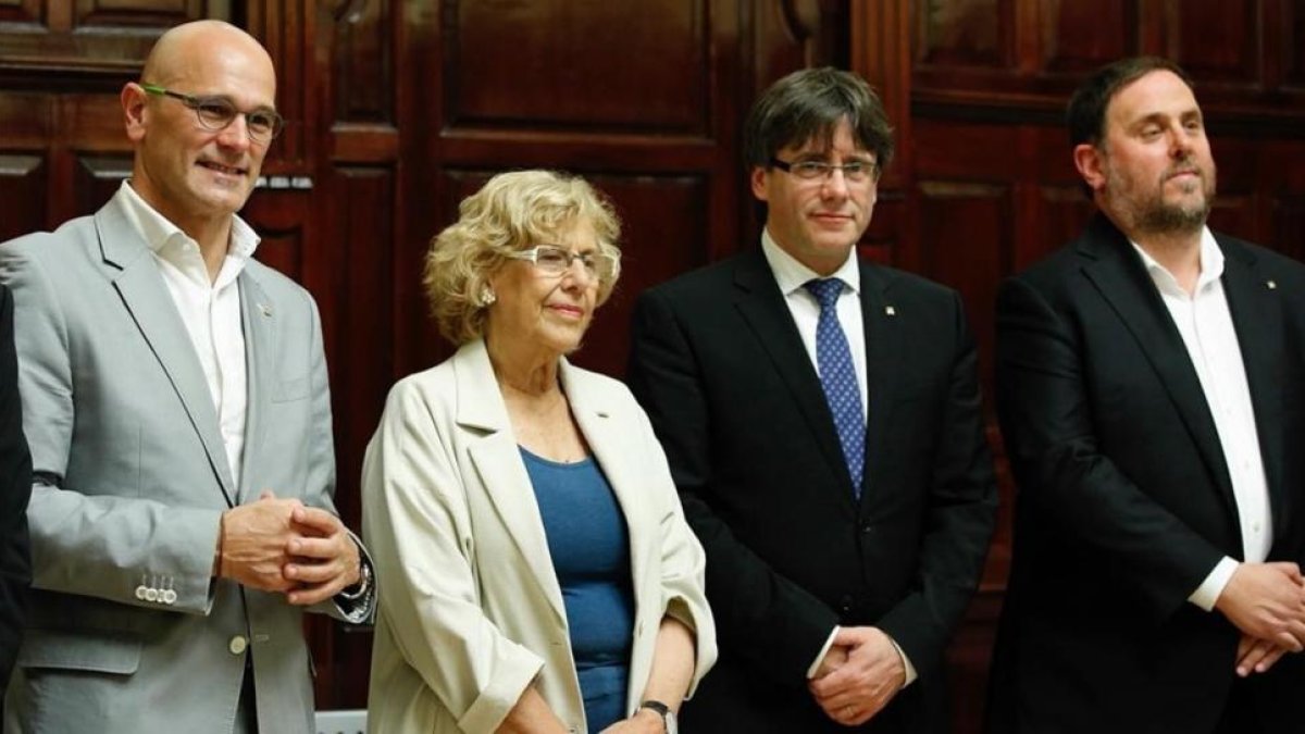 De izquierda a derecha, Romeva, Carmena, Puigdemont y Junqueras, el lunes 22 en Madrid.