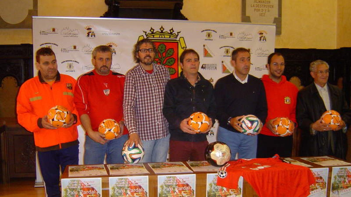 Los representantes de las peñas de Astorga, los ediles de Fiestas y Deportes y el presidente de la promotora