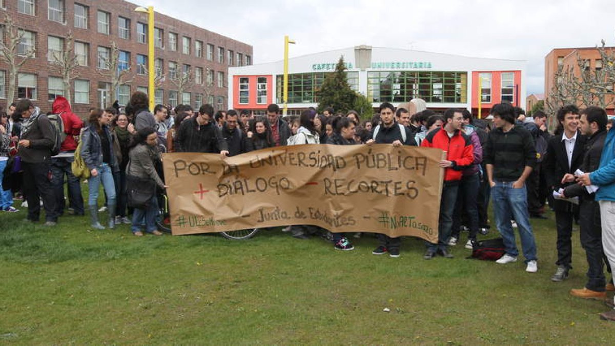 Un reducido grupo de alumnos apoyó la protesta convocada por la Junta de Estudiantes.