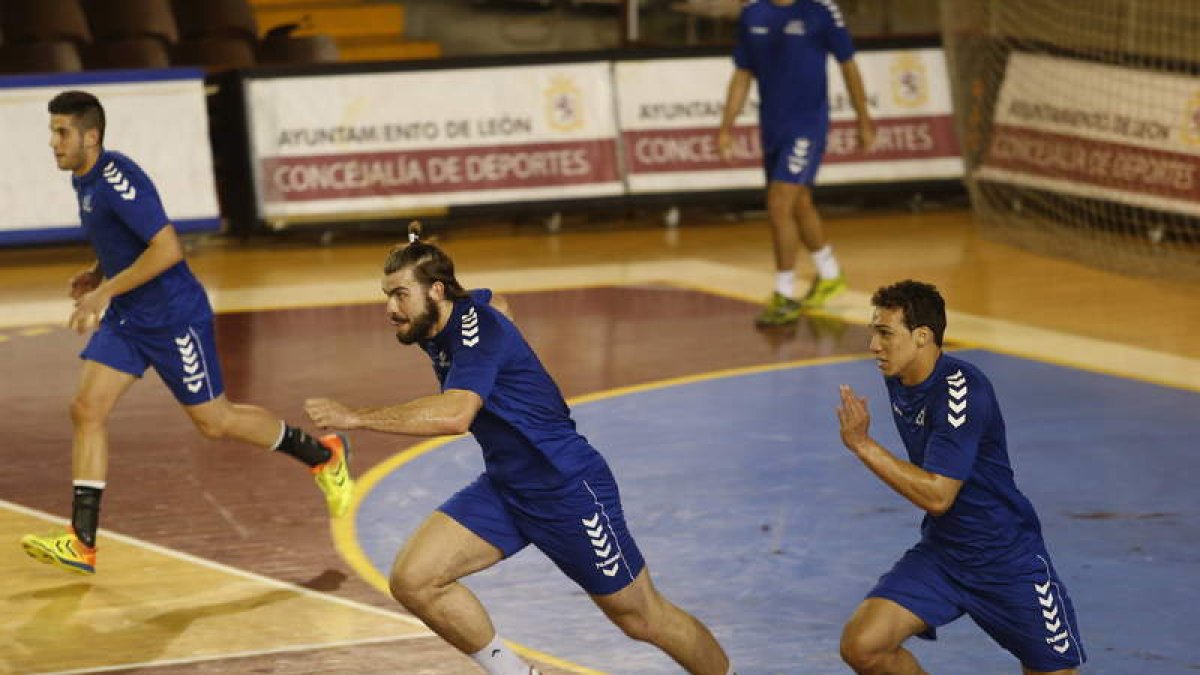 Richi, Almeida y Joao, durante un entrenamiento de Abanca Ademar en el Palacio.