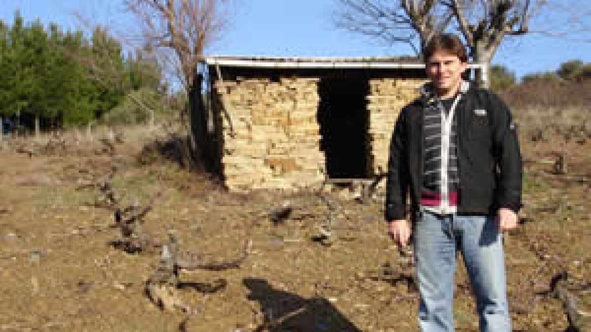 Grégory Pérez en una de las viñas de Espanillo.