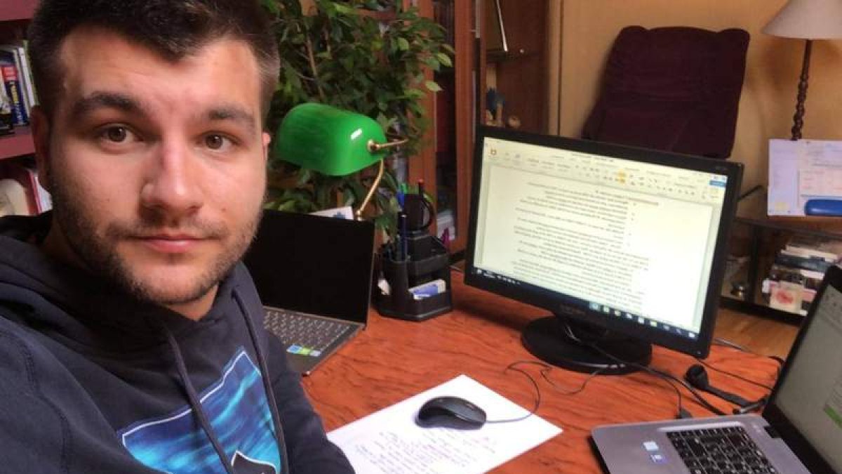 El empleado de banca berciano Pablo González, en su residencia durante el estado de alarma. DL