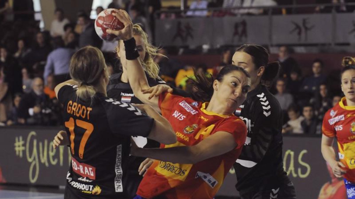 La española Elisabeth Chávez se dispone a disparar a puerta ante varias jugadoras de la selección holandesa. EFE/J.Casares