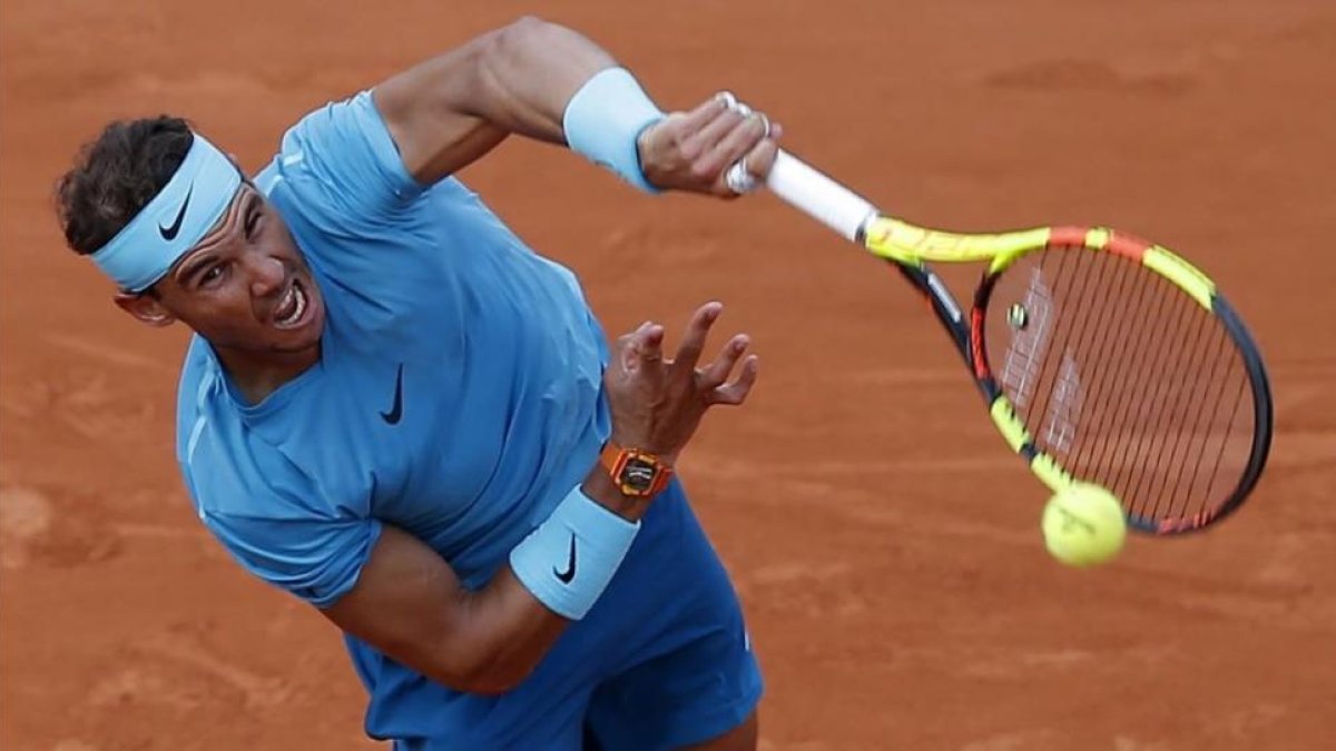 Nadal ejecuta un saque, en su partido ante Pella en Roland Garros.