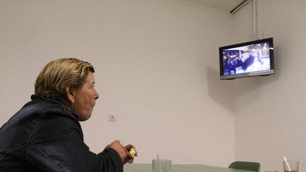 Una usuaria toma un café frente al televisor en el centro Concepción Arenal. BRUNO MORENO