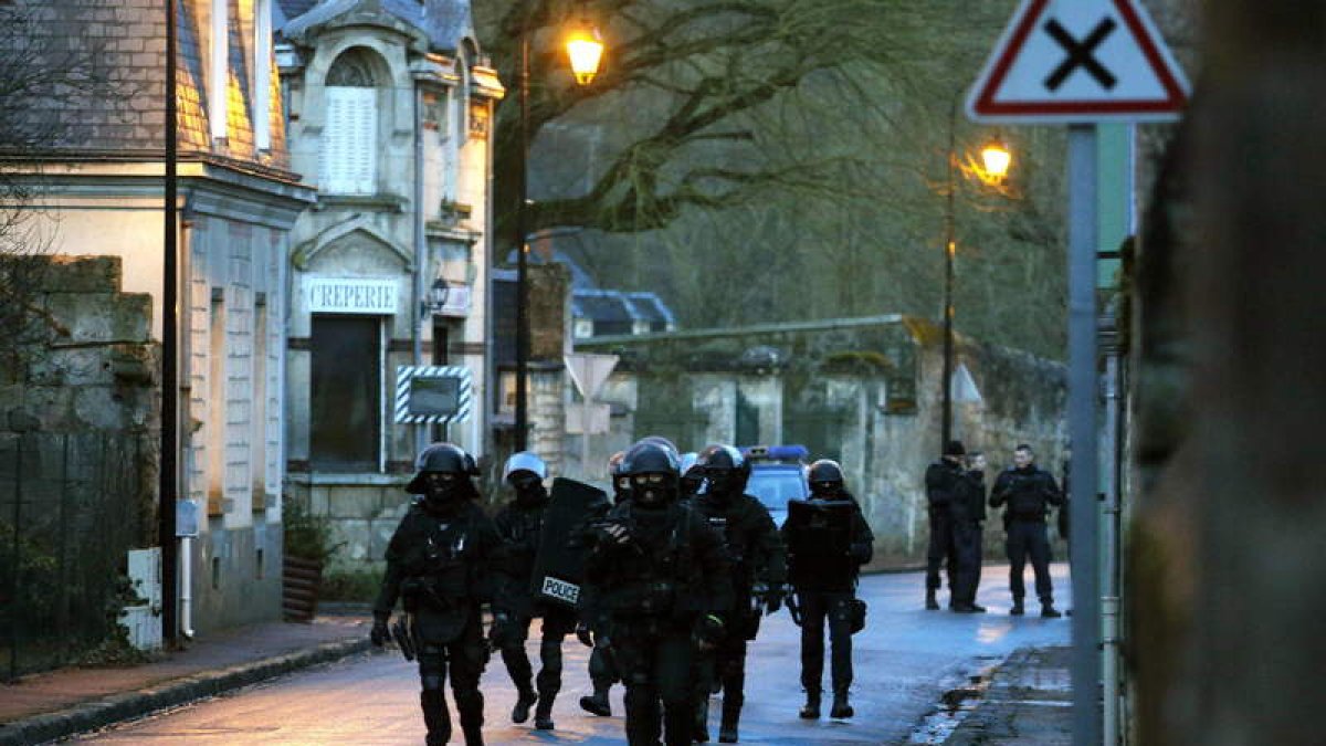 Despliegue de la policía francesa en busca de los dos supuestos terroristas.