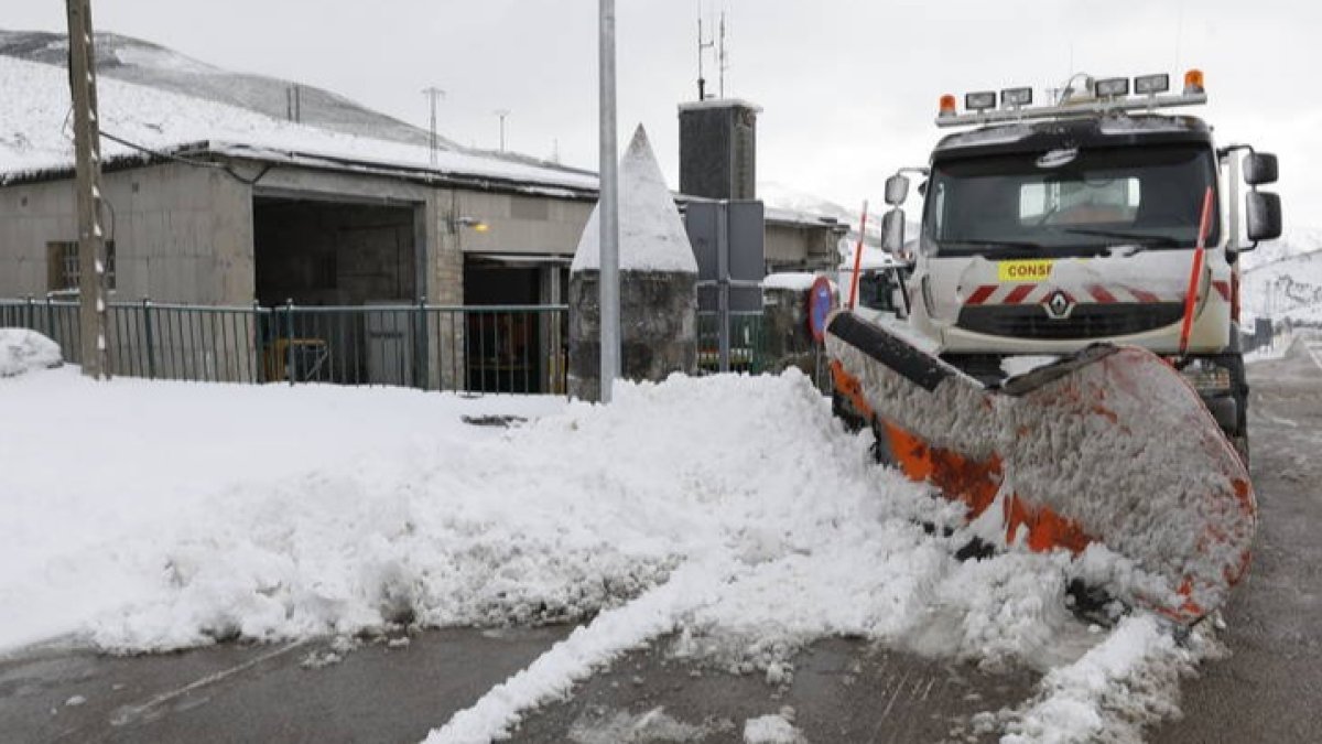 Fotografía de archivo de un vehículo retirando nieve de la carretera. MARCIANO PÉREZ