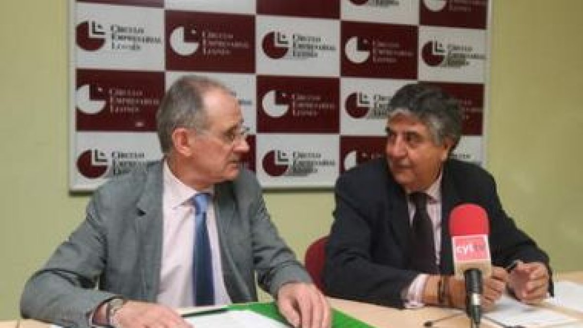 Emilio de la Puente y Germán Albarrán, durante la firma del convenio.