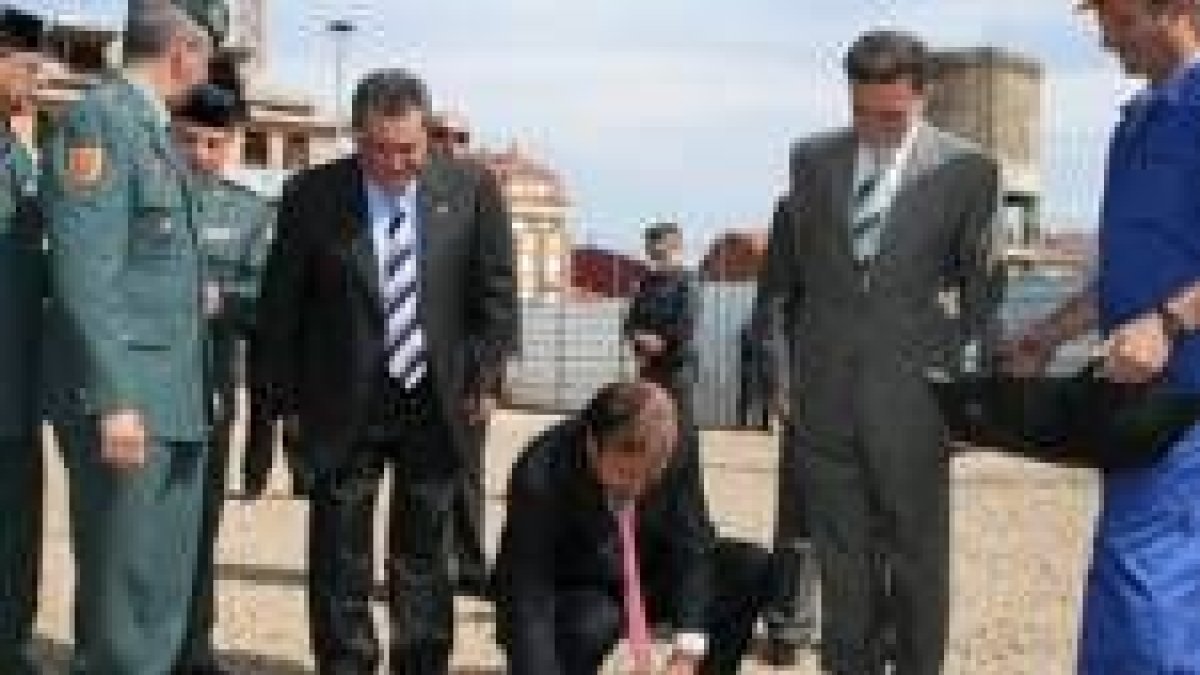 David Álvarez, Joan Mesquida y Miguel Alejo ponen la primera piedra del cuartel del GRS