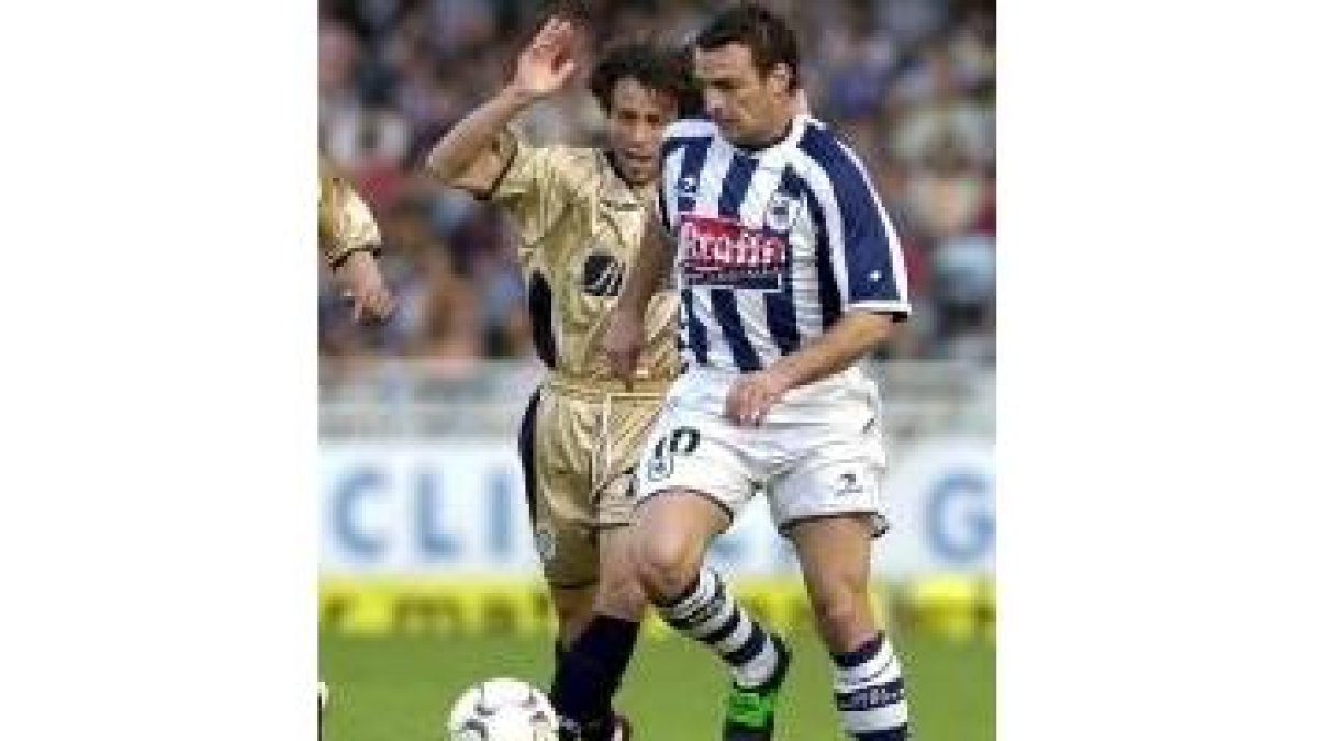 De Pedro intenta controlar el balón ante el acoso de Javi García