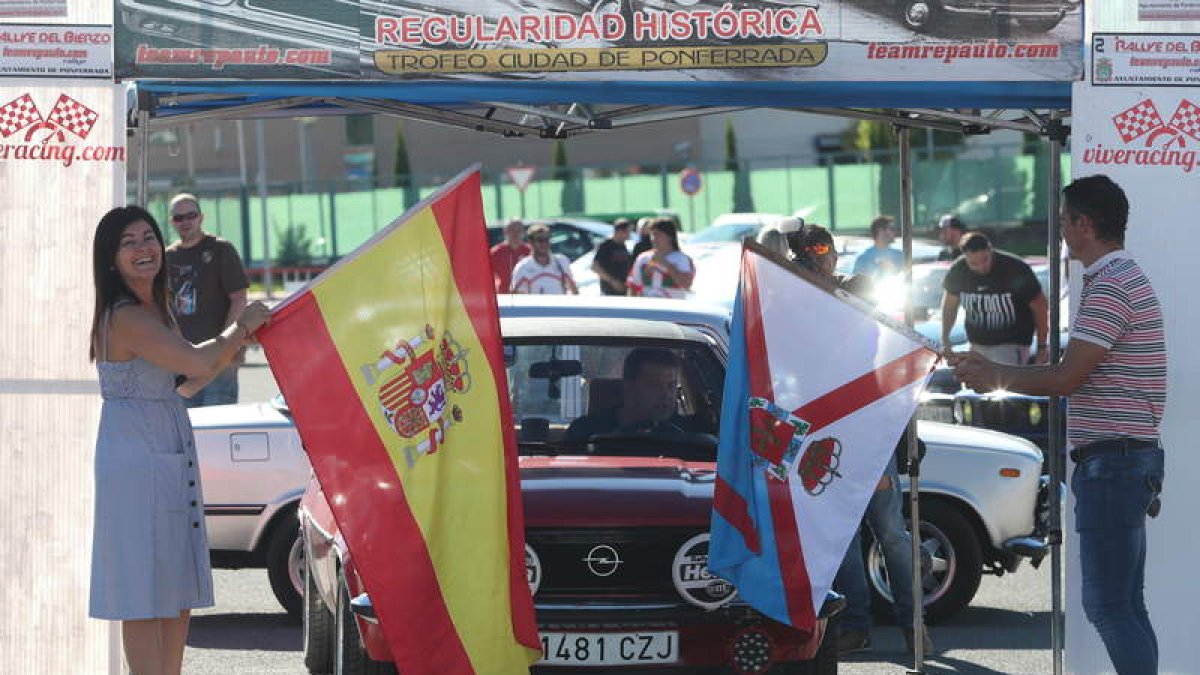 Salida del rally de clásicos celebrado en Ponferrada. L. DE LA MATA