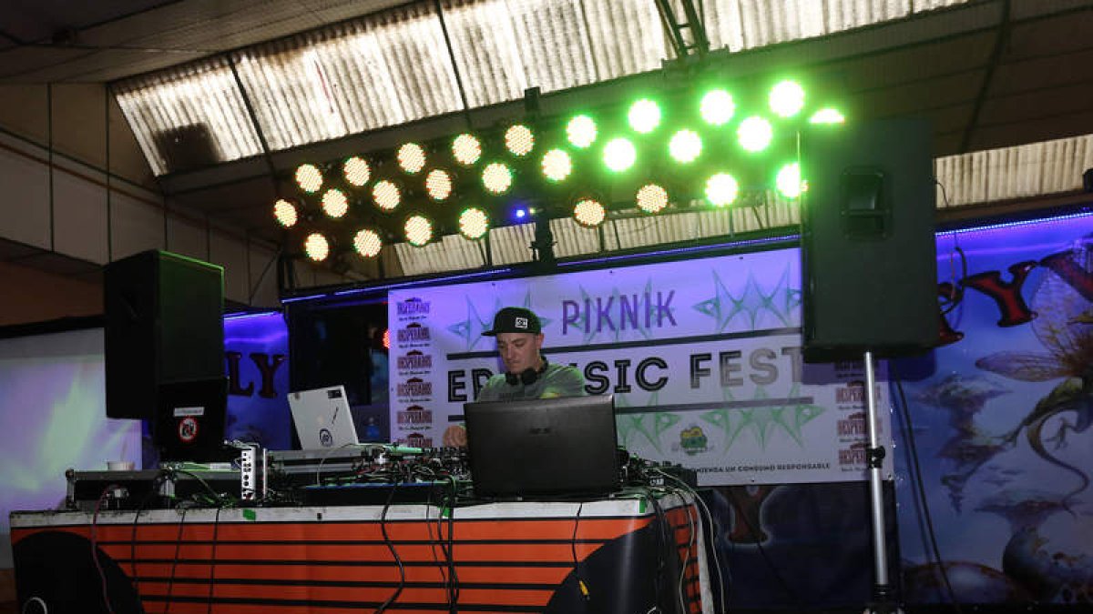 Uno de los participantes en el festival de DJ en el CHF, ayer durante la actuación.