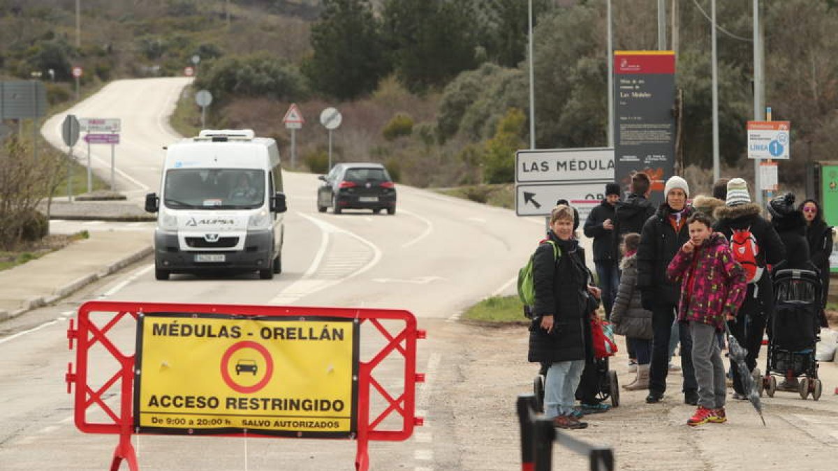 Imagen de ayer de uno de los controles de tráfico y cobro a turistas, situado en Carucedo, en el cruce de Médulas y Orellán. LUIS DE LA MATA