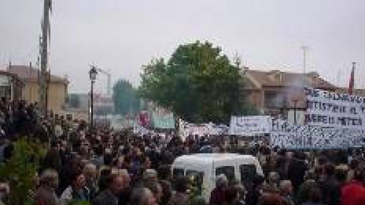 La concentración de los regantes del Páramo frente a las Cortes de Fuensaldaña reunió a mucha gente