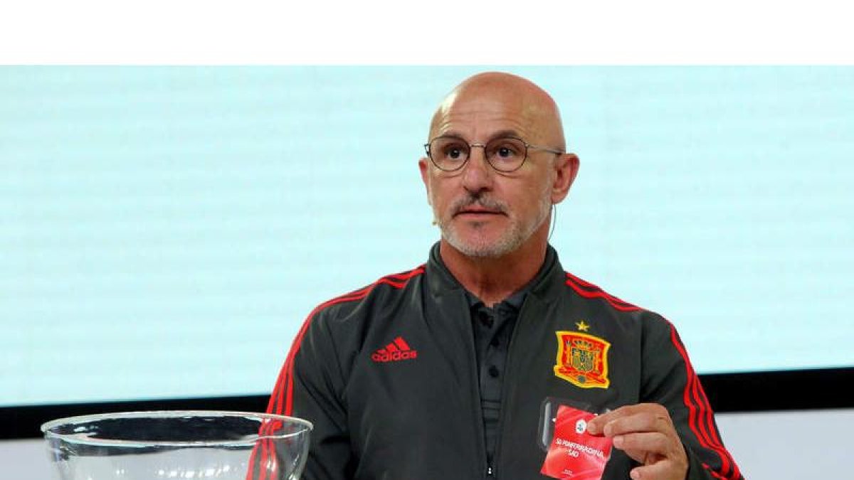 El seleccionador español sub-21 Luis de la Fuente fue el encargado de sacar la bola de la SD Ponferradina en el sorteo. RAQUEL P. VIECO