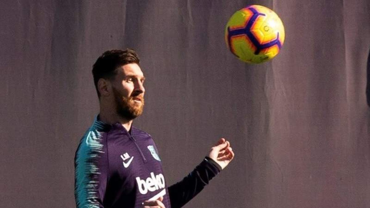 Messi podría reaparecer esta tarde frente al Betis en el Camp Nou. ENRIC FONTCUBERTA