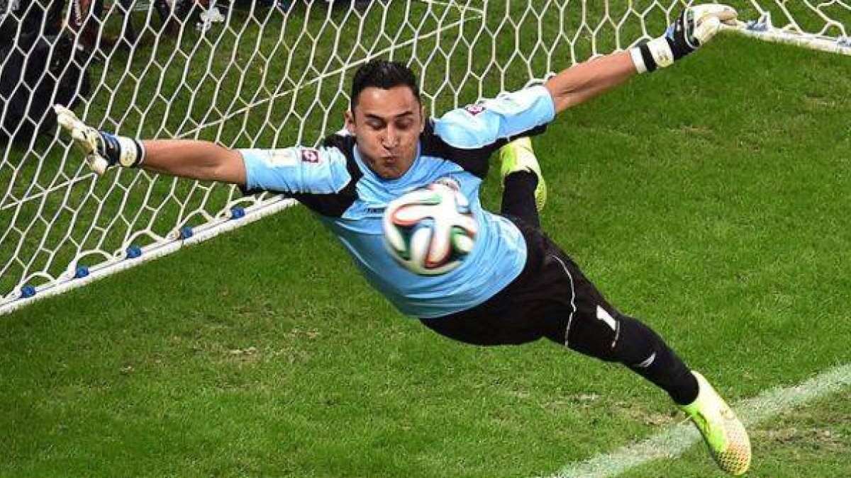 Keylor Navas realiza una parada en un partido del Mundial de Brasil.