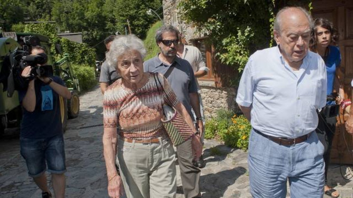 El 'expresident' Jordi Pujol sale a pasear con su esposa, Marta Ferrusola, el pasado 8 de agosto en Queralbs.