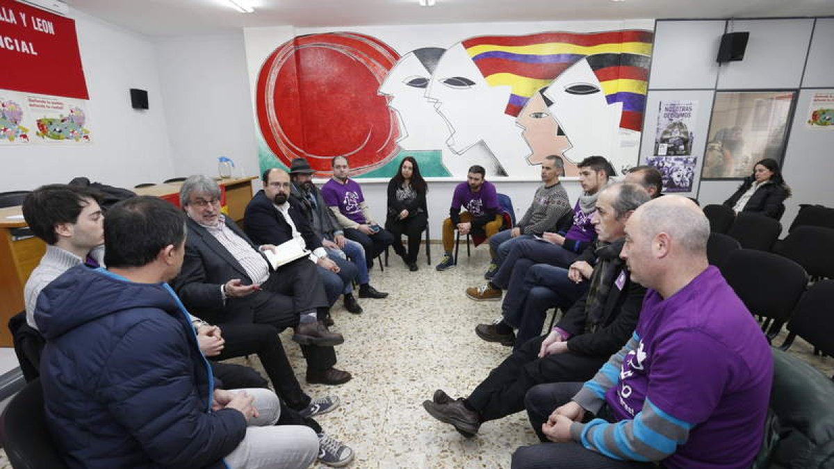 Los responsables autonómico y provincial de IU se reunieron ayer con el comité de empresa.