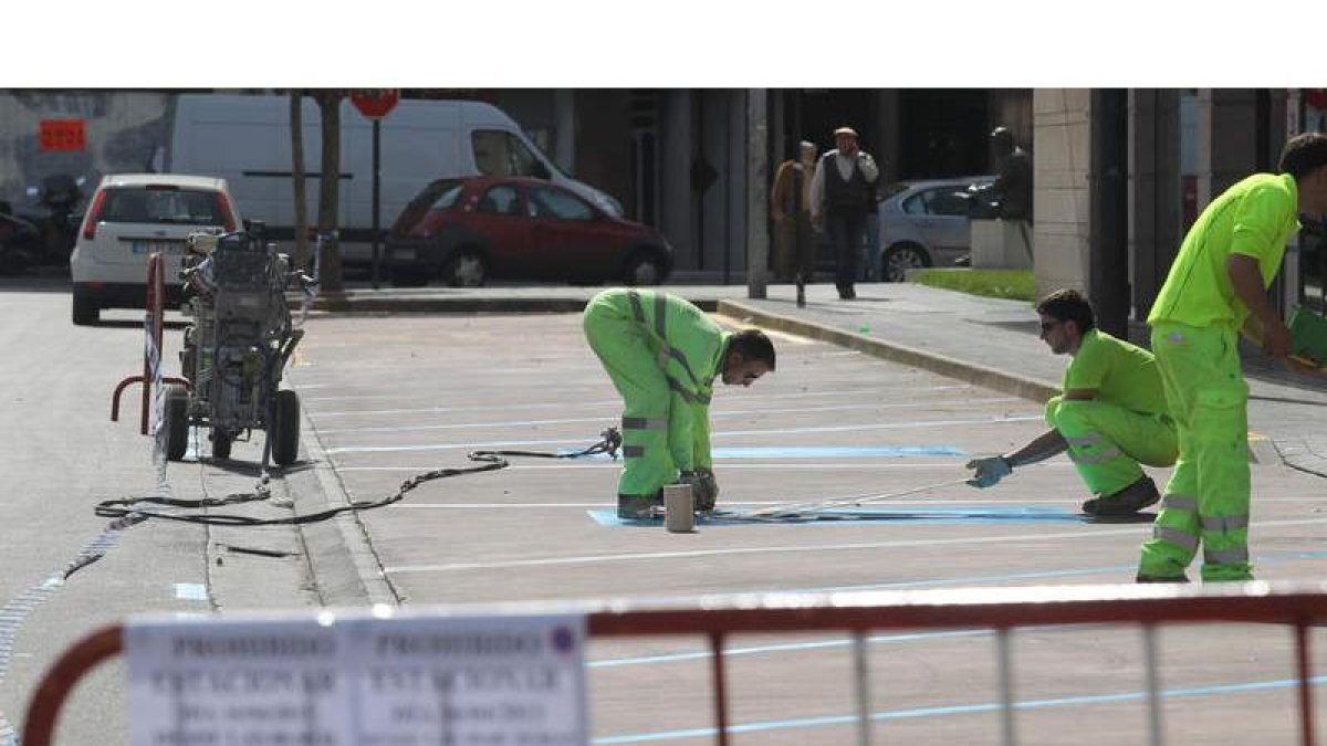 Los operarios pintaron ayer las línea azules frente al Edificio Minero y su entorno.