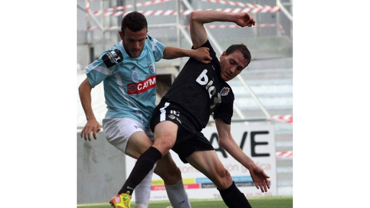 La defensa del Lucena se mostró contundente ante la Deportiva.