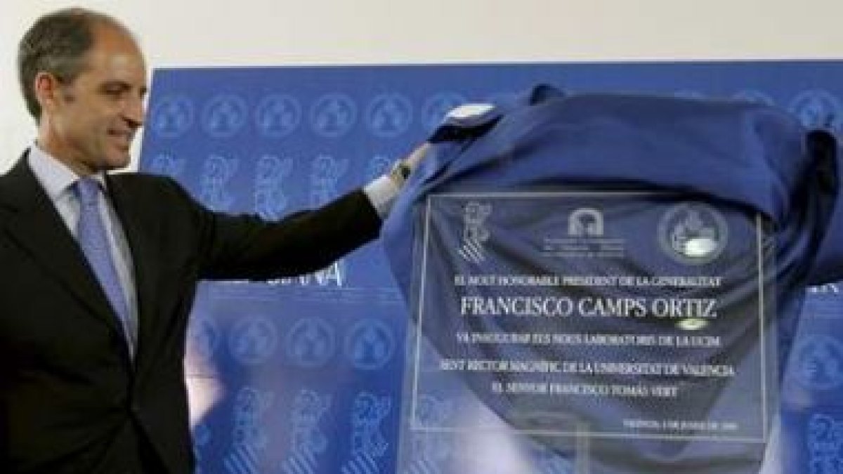 Camps, ayer, en la inauguración de una central de investigación de medicina de Valencia.