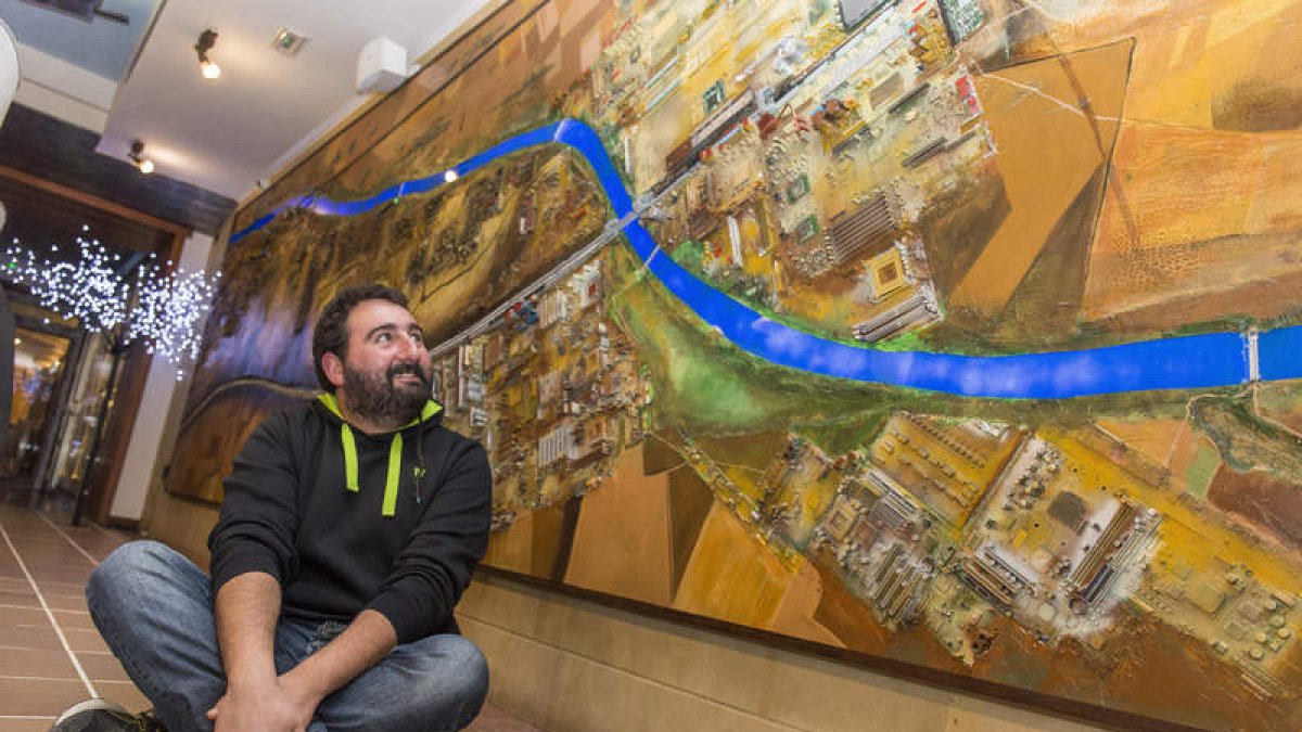 El artista de Castrotierra de la Valduerna Sebastián Román observa su nueva obra, culminada hace menos de dos semanas en Veguellina. FERNANDO OTERO PERANDONES